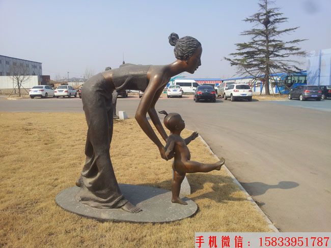 母亲教孩子学走路雕塑,母爱铜雕塑,母爱无私雕塑